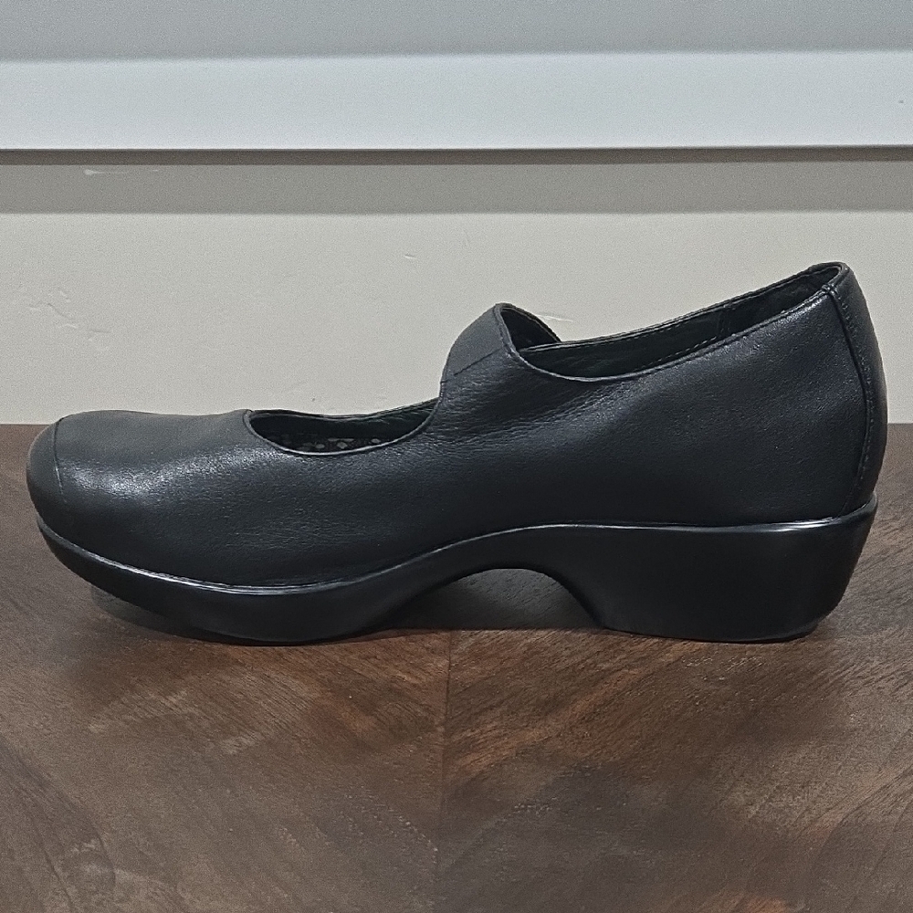 Classic Black Mary Jane Women's Shoes - Picture 2 of 8